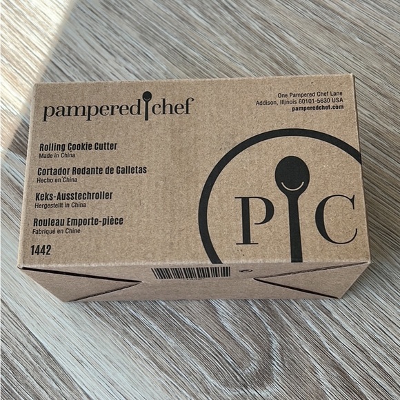 Pampered Chef rolling cookie cutter - Picture 1 of 2